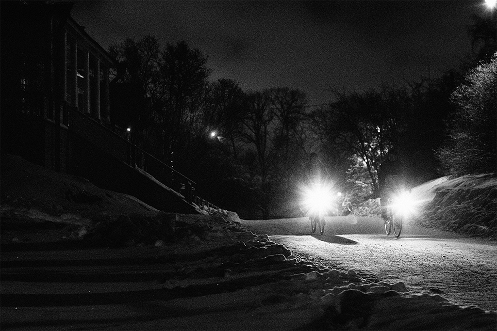 Pimeillä talvikeleillä on mukavaa ajaa kun valaistus on kunnossa. Kuvassa Pelago Brooklyn ja Pelago Hanko Commuter.