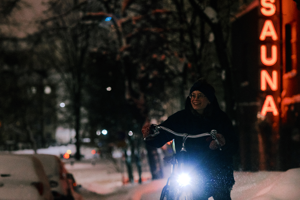 Nainen Pelago Brooklyn pyörän kanssa talvi-illassa.