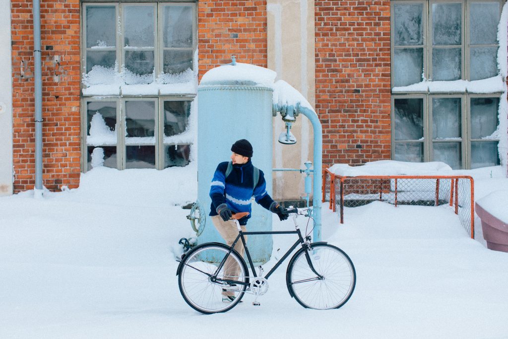 Mies Pelago Bristol -pyörän kanssa talvella.