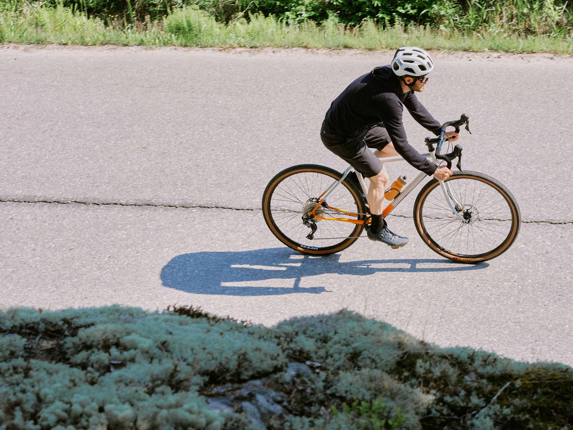Pelago_Stavanger_Grey_Terra_road_1 Man riding Pelago Stavanger bike in grey terra color on a paved road